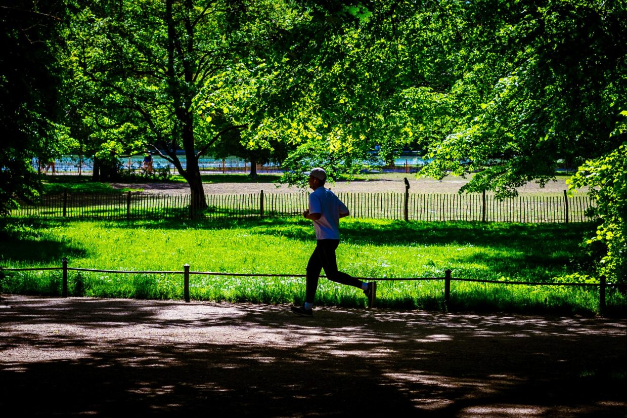 Ein Jogger im Englischen Garten in München