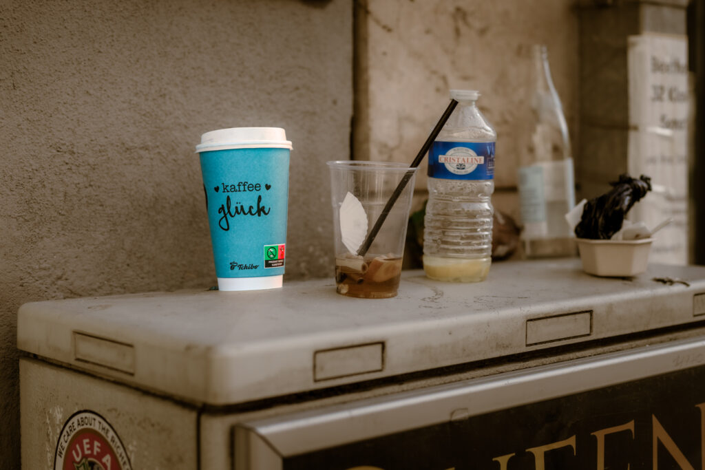 Coffee to go Becher, auf dem Kaffeeglück aufgedruckt ist