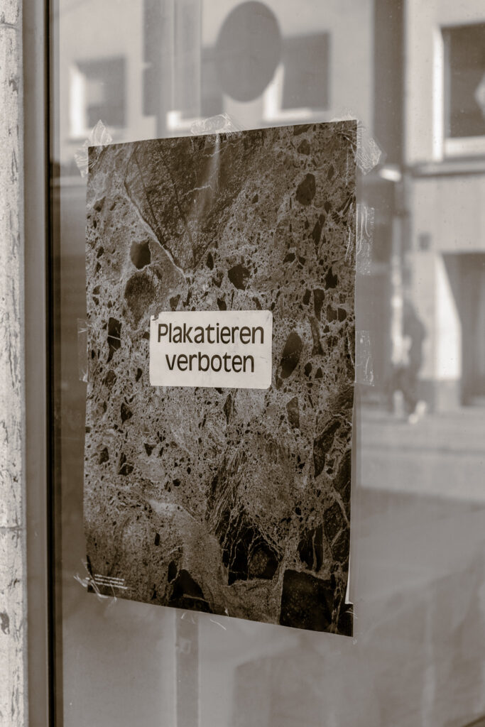 Plakat auf dem steht, dass Plakatieren verboten ist