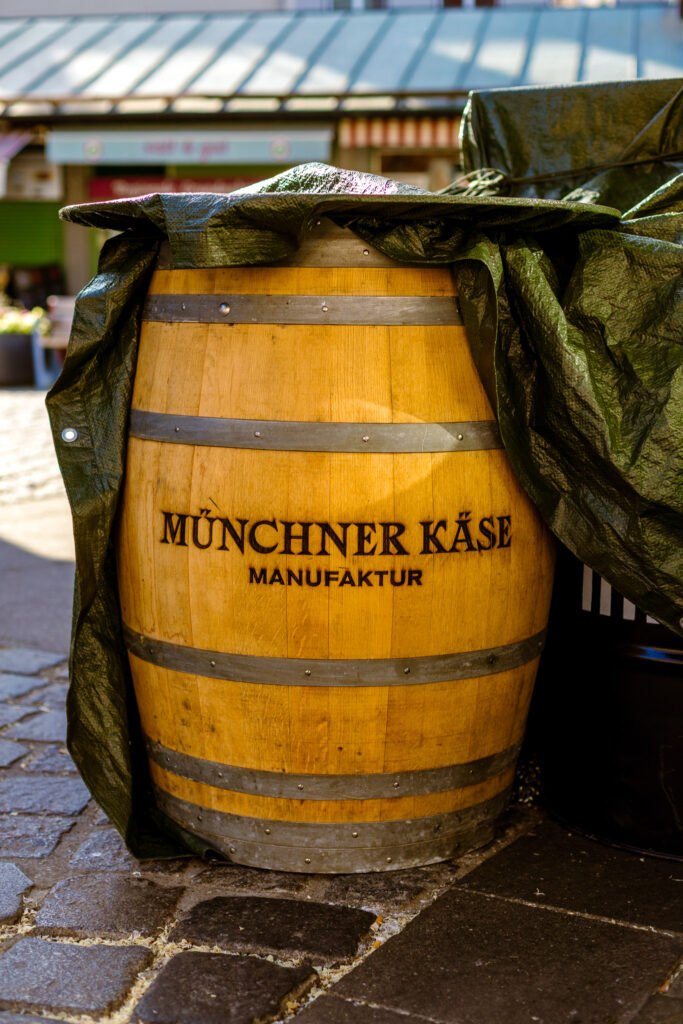 Fass mit der Aufschrift Münchner Käse Manufaktur