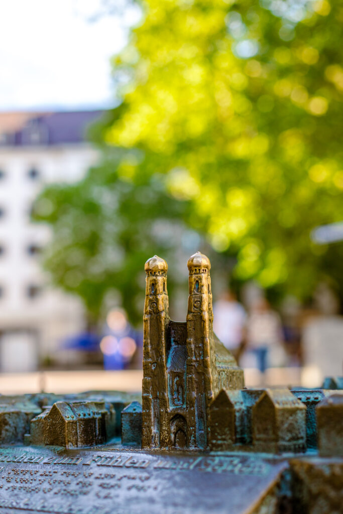 Kupfermodell des Münchner Doms im Miniaturformat