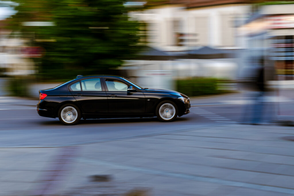 Ein Mitzieher-Foto eines vorbeiziehenden Autos mitten in Garching bei München