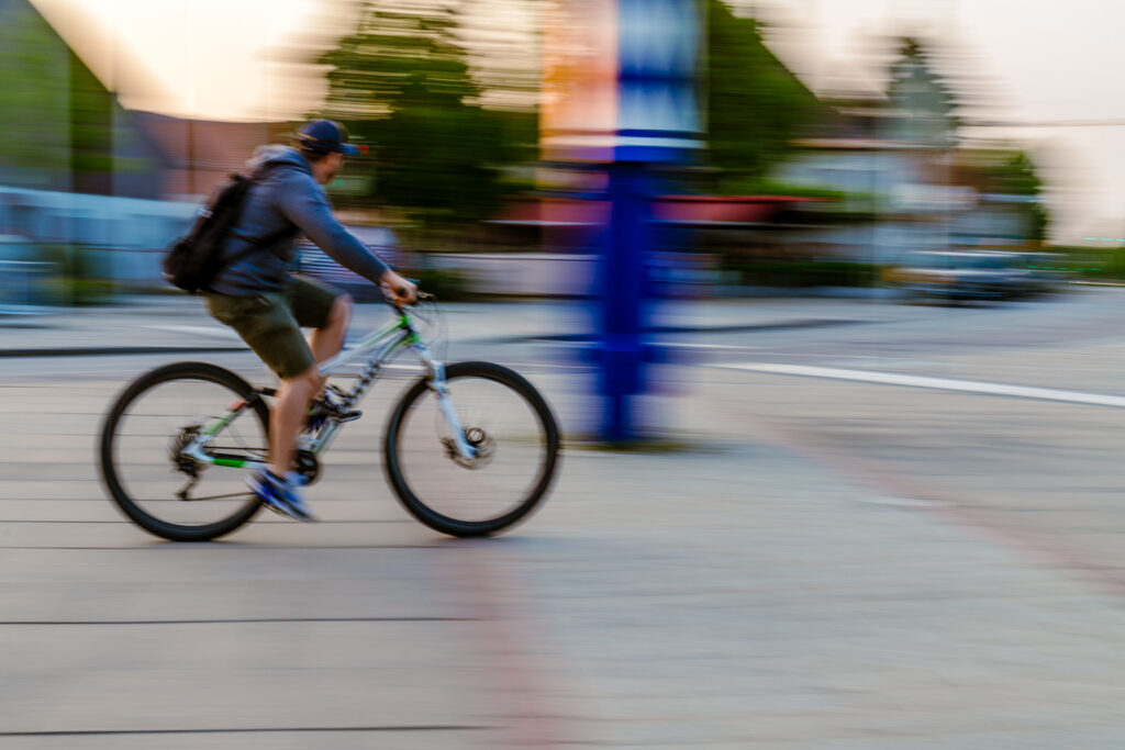Ein Mitzieher-Foto eines vorbeifahrenden Radfahrers mitten in Garching bei München